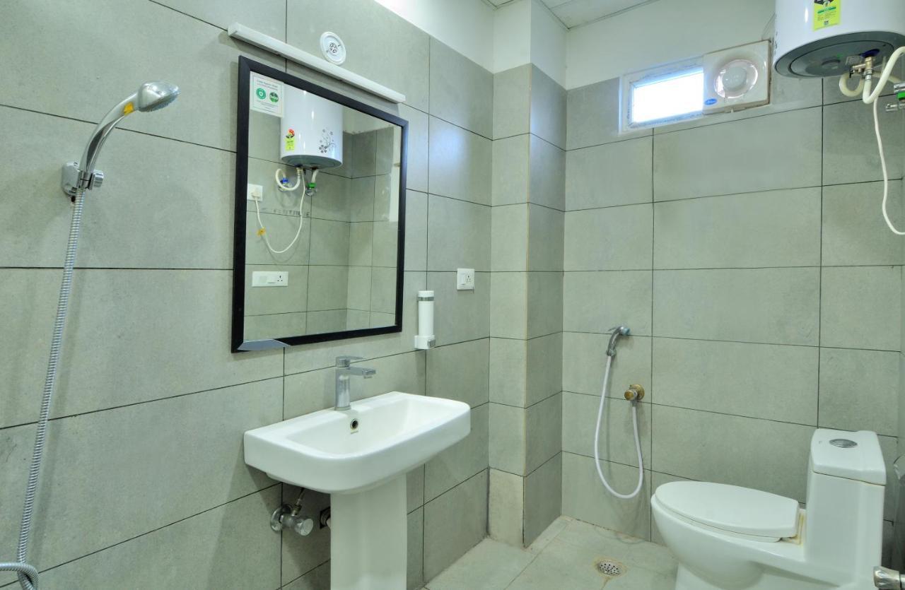 Hotel The Red York Ghaziabad Esterno foto
