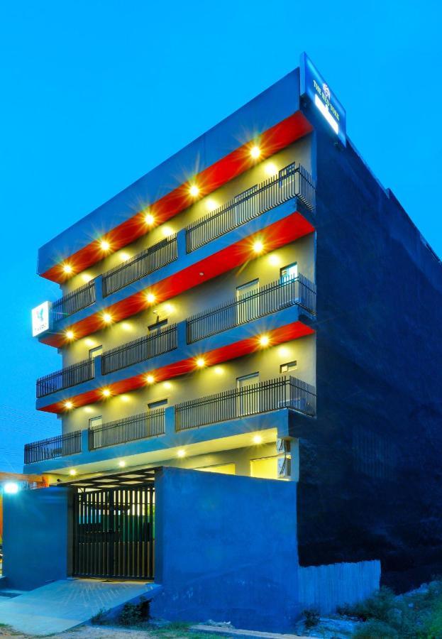 Hotel The Red York Ghaziabad Esterno foto