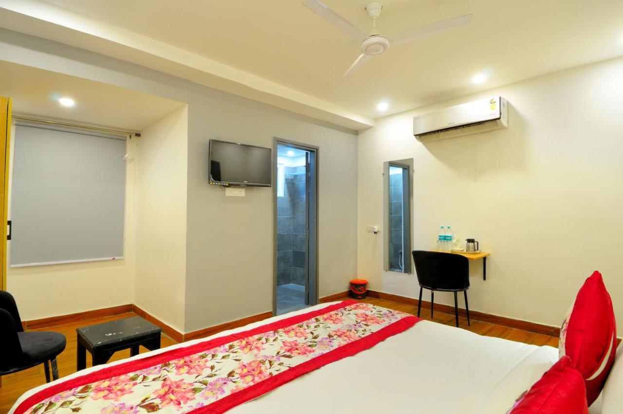 Hotel The Red York Ghaziabad Esterno foto