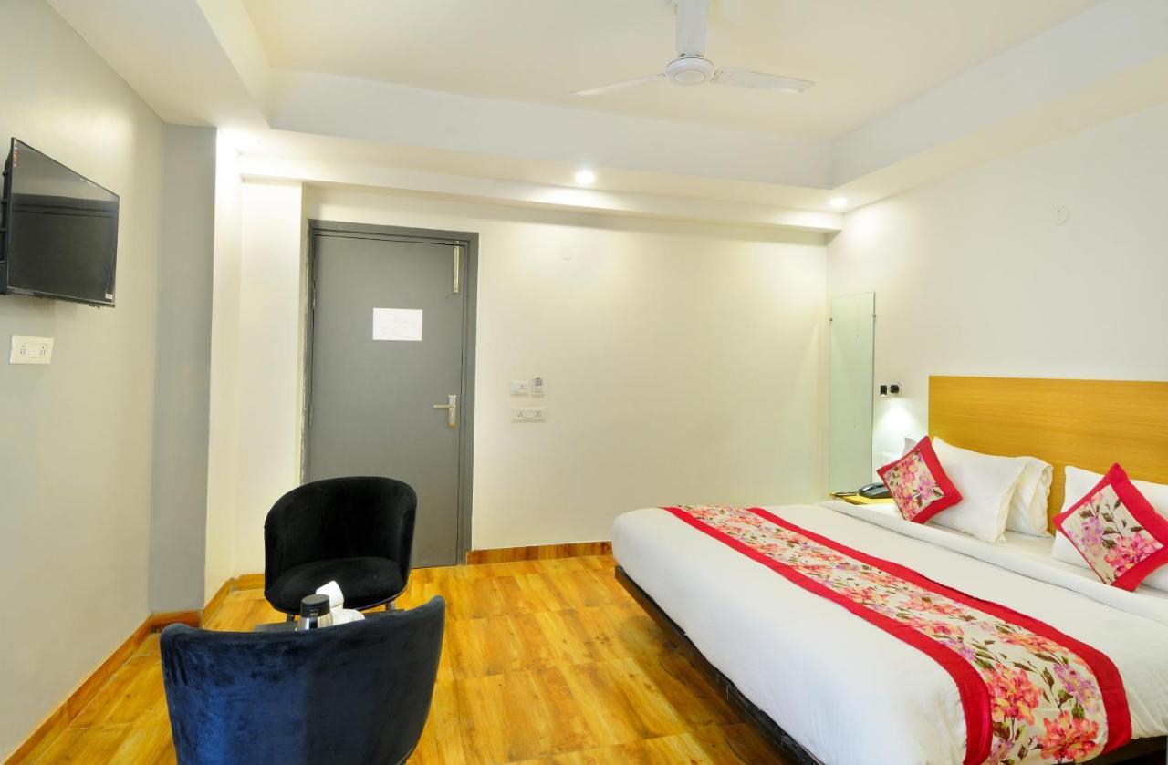 Hotel The Red York Ghaziabad Esterno foto