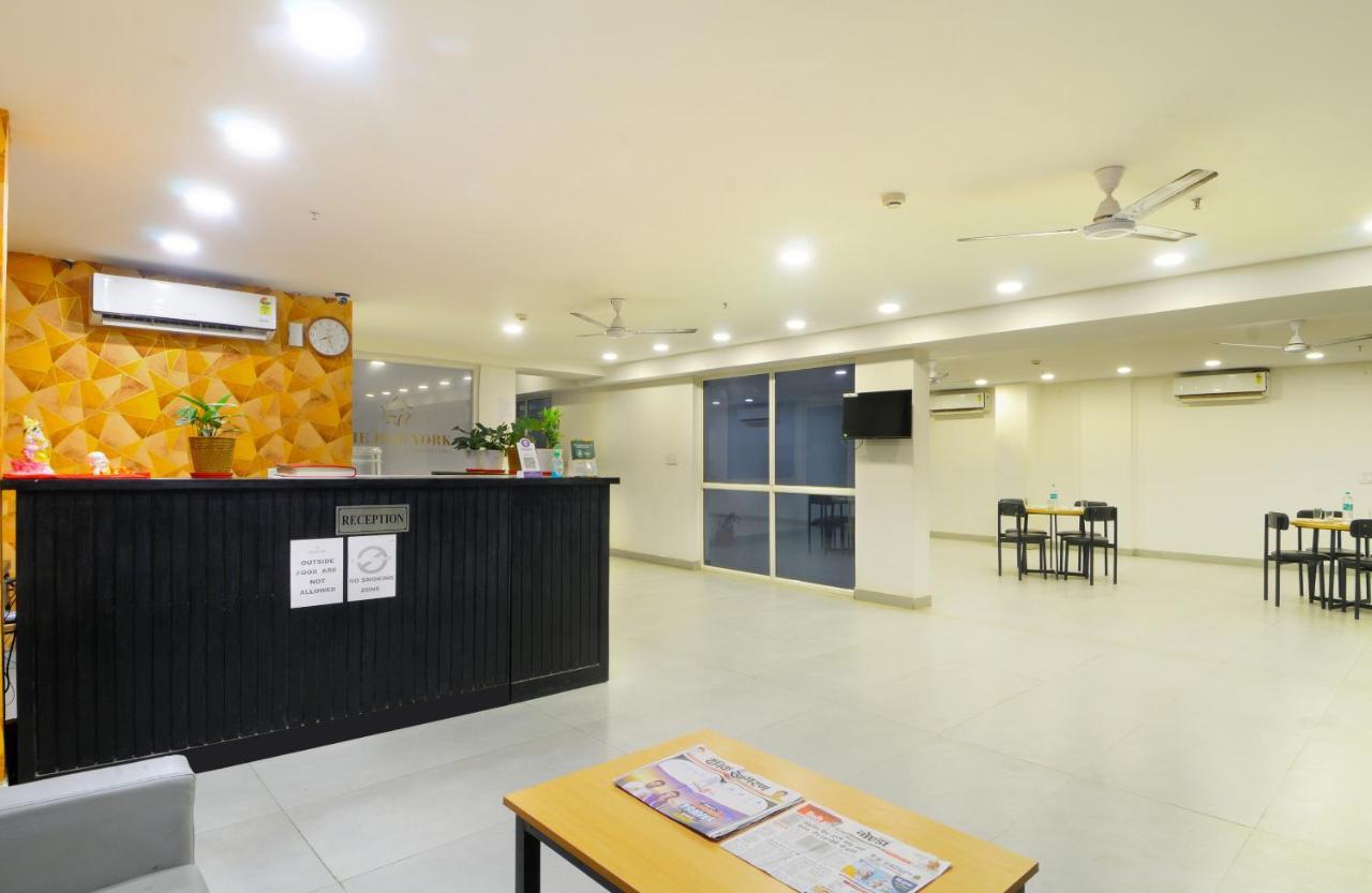 Hotel The Red York Ghaziabad Esterno foto