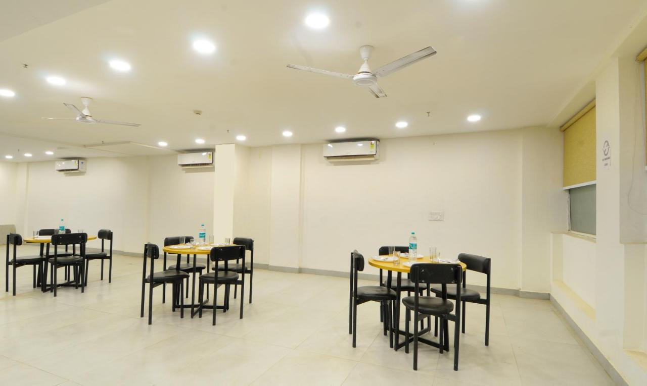 Hotel The Red York Ghaziabad Esterno foto