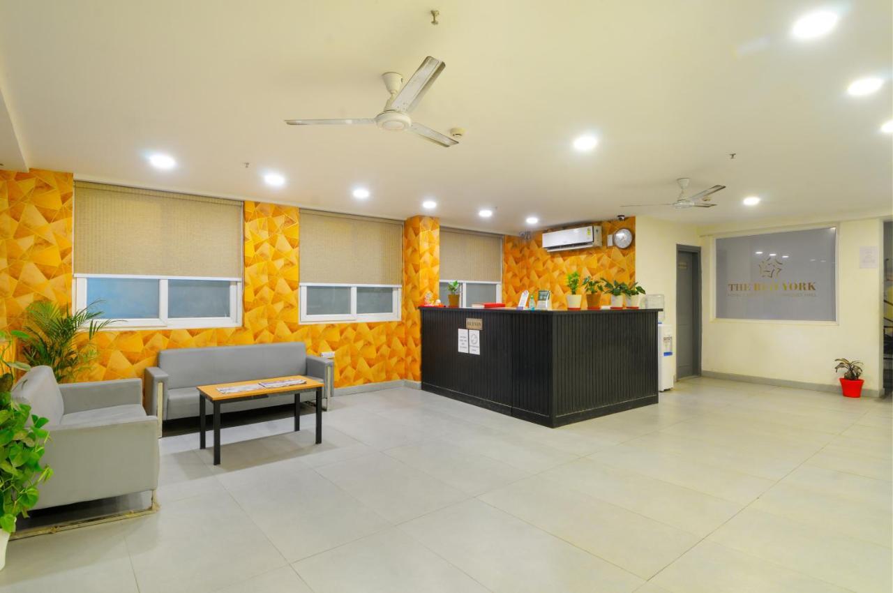 Hotel The Red York Ghaziabad Esterno foto