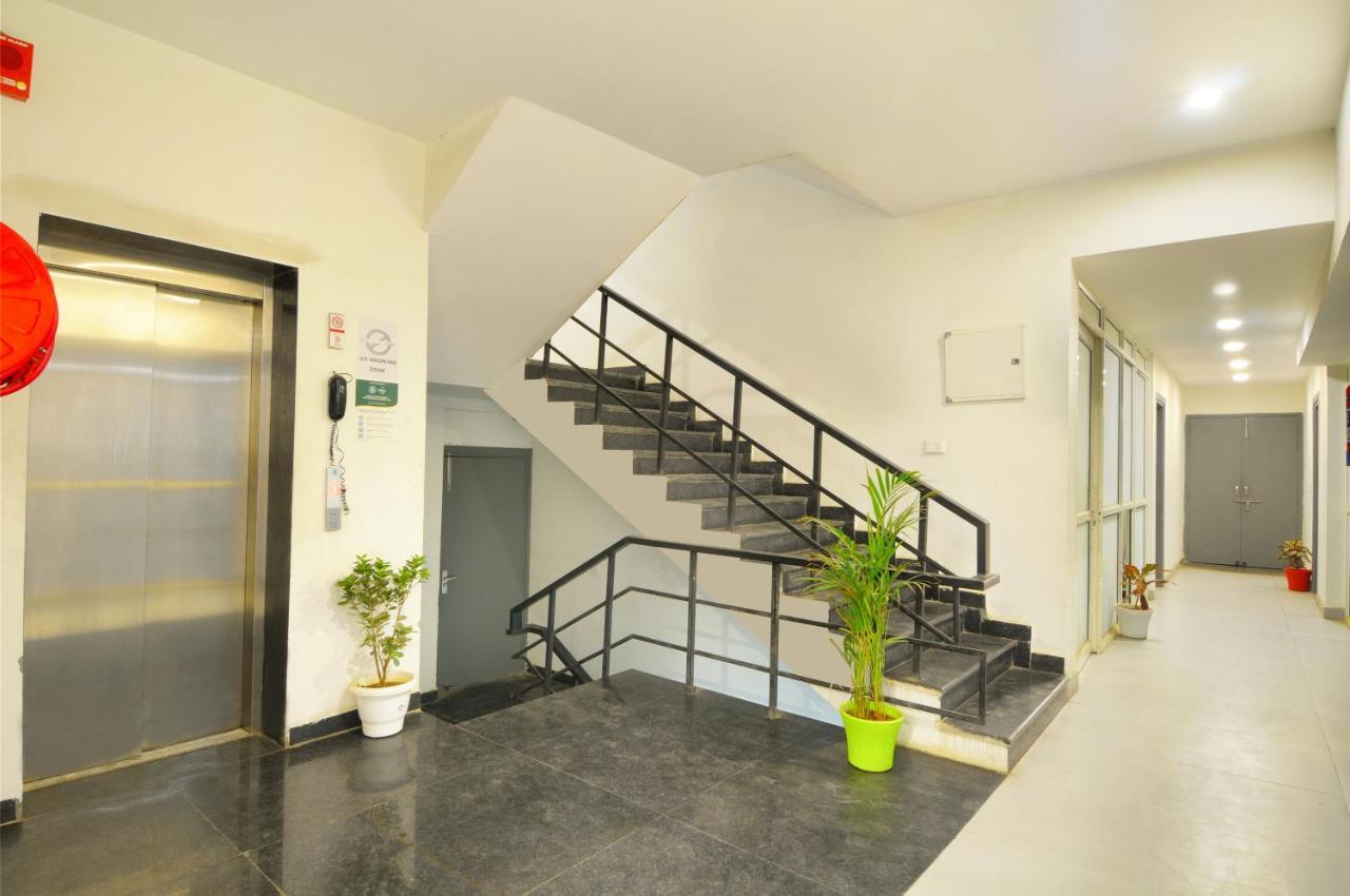 Hotel The Red York Ghaziabad Esterno foto