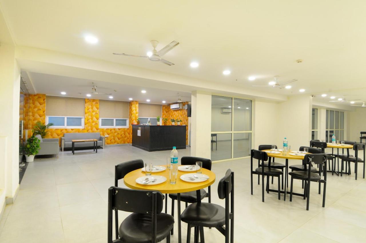 Hotel The Red York Ghaziabad Esterno foto