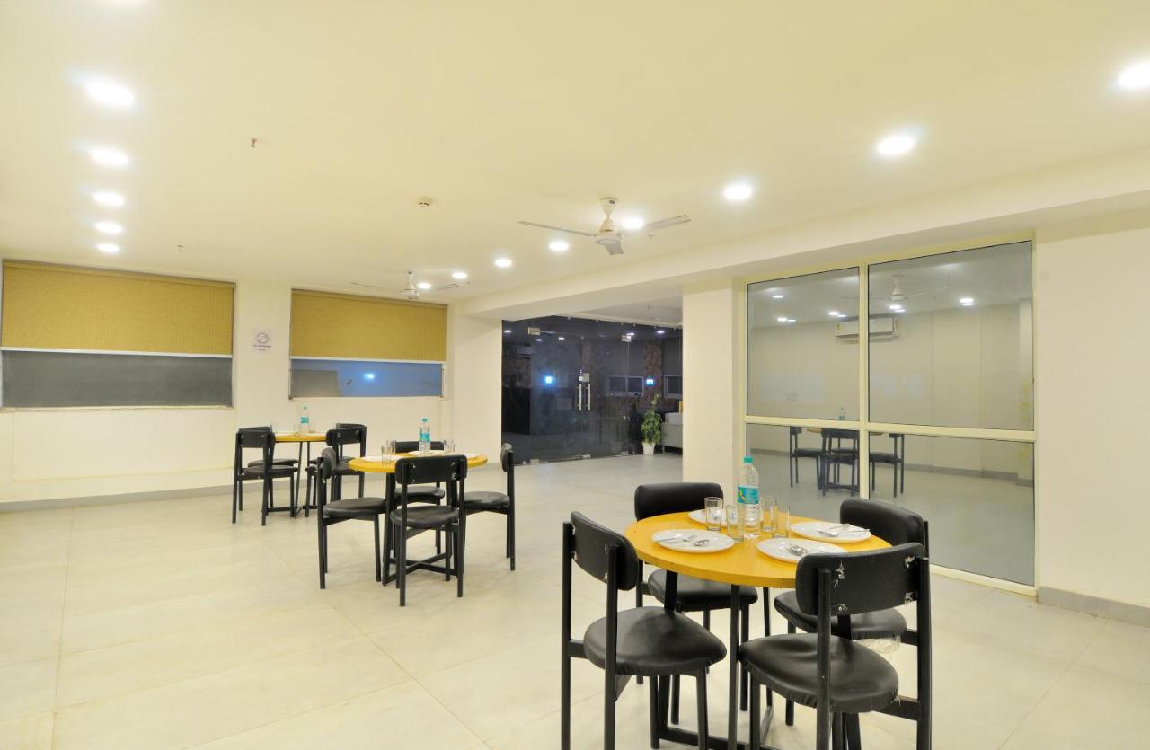 Hotel The Red York Ghaziabad Esterno foto